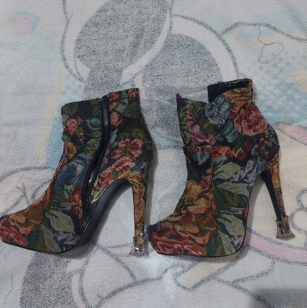 Diba fabric booties size 7.5